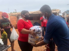 Entrega de cestas básicas marca 1° de maio solidário em Goiânia 