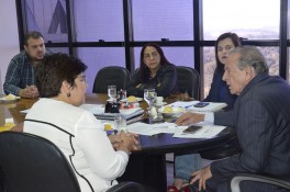 Audiência com prefeito discute piso de 2018 do município de Goiânia 