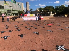 Ato simbólico na praça Cívica marca Dia de Luta em defesa da vida e do emprego, em Goiânia 
