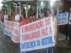 Professores saem às ruas debaixo de chuva em  Niquelândia  contra atraso nos salários 