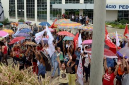 Em assembleia, os/as servidores/as da Educação de Goiás decidiram pela suspensão da greve 