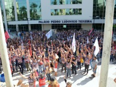Em frente ao Palácio do Governo, trabalhadores decidem continuar a greve na Educação 