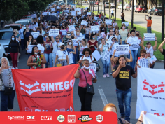 Greve RME de Goiânia – Café de luta é realizado em frente a SME e finalizado com caminhada até a praça Botafogo  