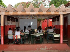 Professores de Avelinópolis driblam dificuldades para garantir as aulas 