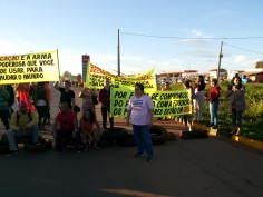Professores de Luziânia fecham BR em protesto contra prefeito  