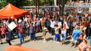 Administrativos/as da Educação seguem em greve