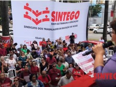 Em Assembleia, professores/as, administrativos/as e aposentados/as aprovam Plano de Lutas