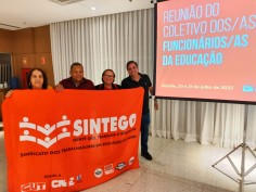 Processo de formação e piso salarial dos trabalhadores em educação são temas centrais de debates no Coletivo de Funcionários/as