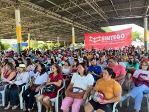 Em Dia de Luta, trabalhadores/as da Rede Municipal de Educação de Goiânia se reúnem