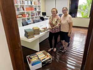 Pedagoga enriquece acervo de livros na sede do SINTEGO