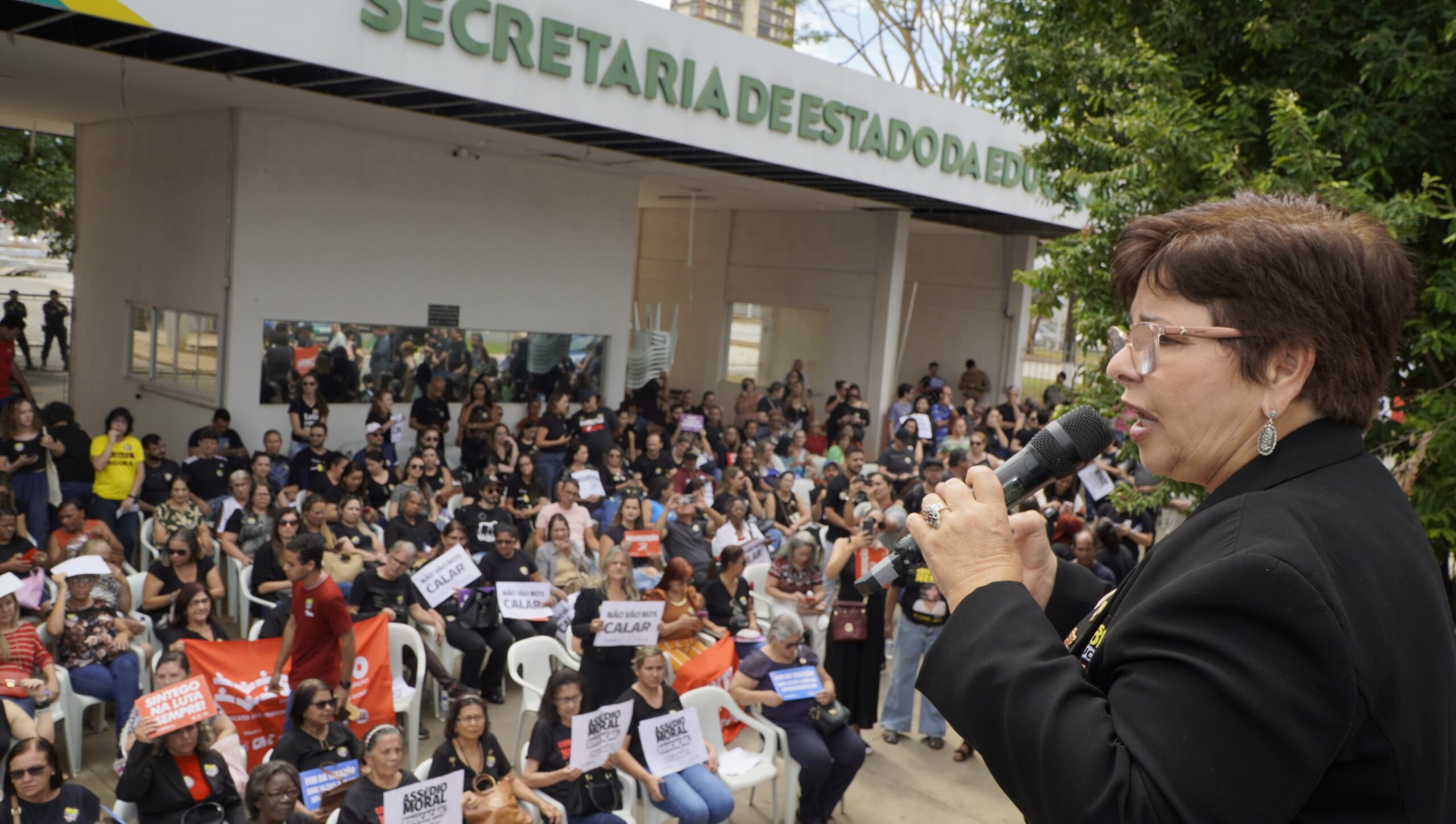 Em Goiânia e no interior, trabalhadores/as em Educação vão às ruas contra o assédio moral e por um verdadeiro plano de carreira