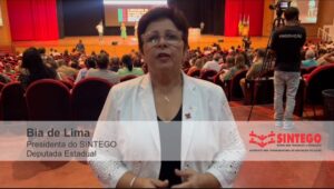 No II Seminário de Equidade Racial na Gestão Escolar, presidenta Bia de Lima, dialóga com a Secretária de Educação sobre reivindicações da categoria