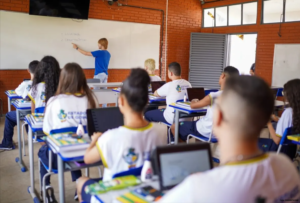 Progressões de Administrativos/as e Professores/as, foram publicadas neste mês. Você já conferiu a sua?