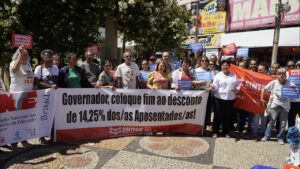 Aposentados/as de todo o estado, manifestam no centro de Goiânia