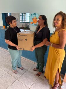 Filiada de Posse recebe panela elétrica
