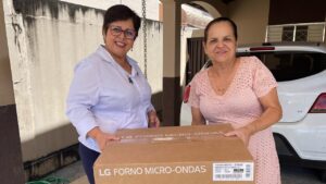 Filiada recebe prêmio da Campanha de Filiação e Recadastramento 2023/2024