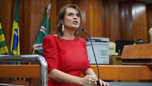 Histórico: Professora ocupa a Câmara e leva a voz da Educação para o centro do debate em Goiânia