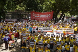 Em grande ato, Aposentados/as cobram o fim do desconto de 14,25%