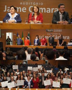 Sessão solene homenageia trabalhadores/as Administrativos/as da Educação em Goiânia